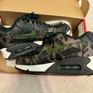 NWOT Nike Women’s Air Max 90 Cse “Camo” Size 6